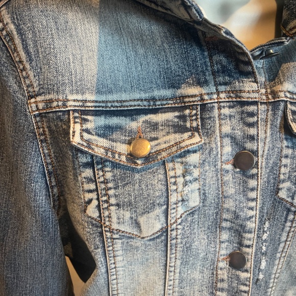 Casual, comfortable, distressed, stylish, denim jacket - Picture 4 of 13